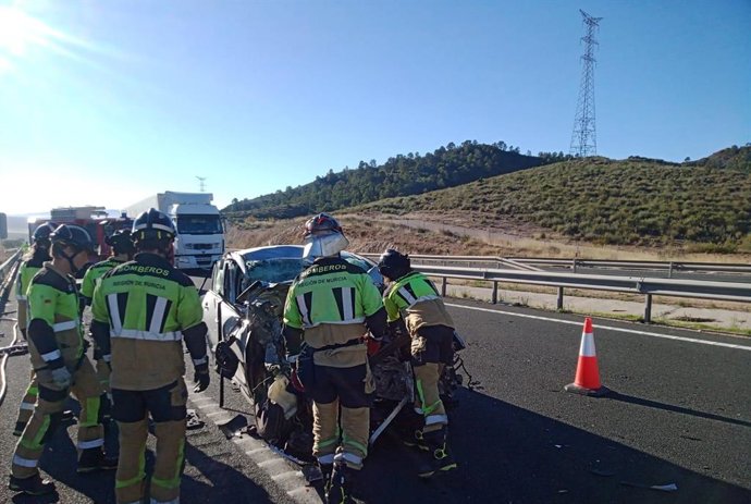 Herido muy grave un hombre de 87 años al chocar su turismo con un camión en la A-33 en Jumilla