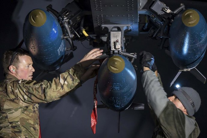 Archivo - Arquivo - 1º de novembro de 2019 - RAF Fairford, Reino Unido - O sargento da Força Aérea dos EUA Jerrad Fomin (à esquerda), chefe da equipe de armamento do 96º Esquadrão de Manutenção de Aeronaves, e o sargento Seth Blackwood, membro da equipe d