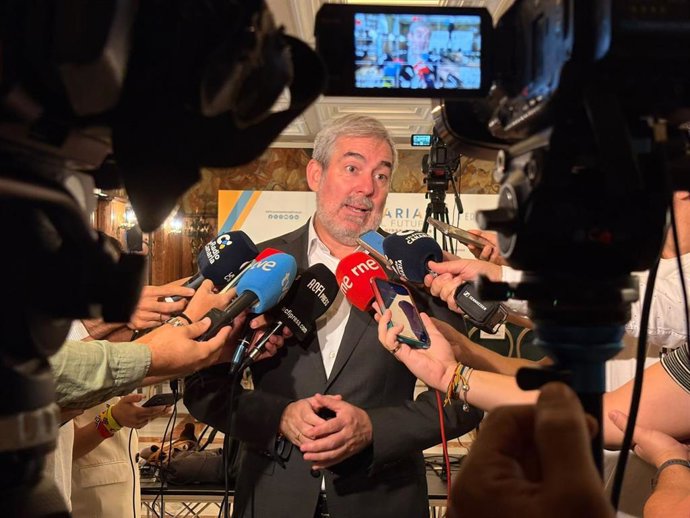 El presidente de Canarias, Fernando Clavijo, atiende a los medios de comunicación