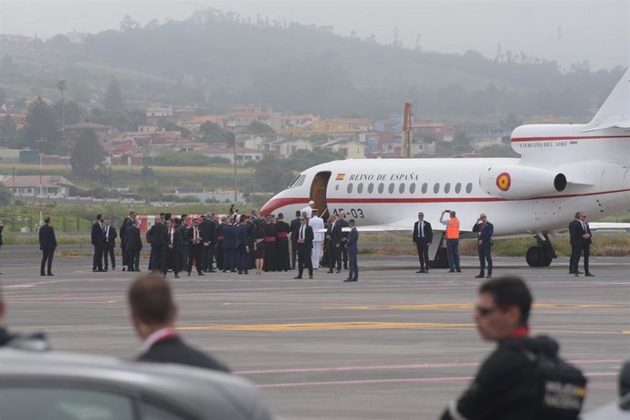 Archivo - El Papa León XIV sube al avión 'Falcon' prestado por Casa Real.