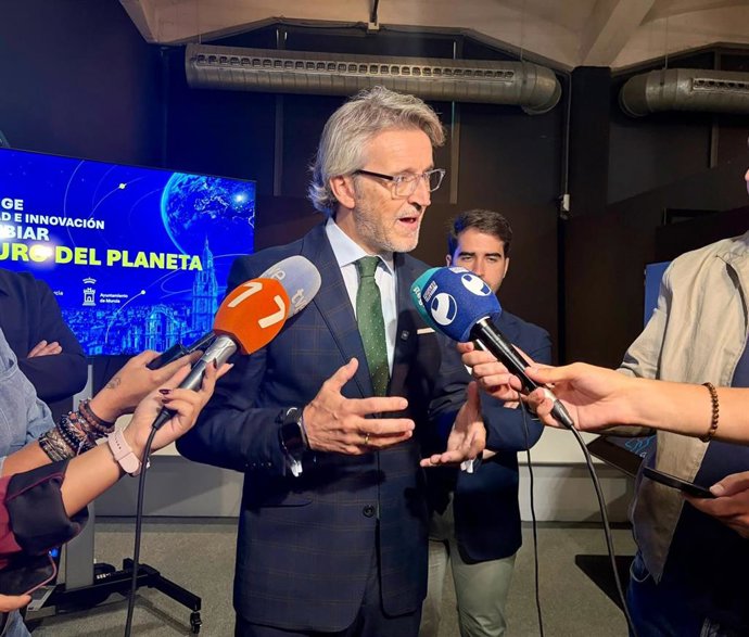 El consejero de Empresa, Empleo y Economía Social, Luis Alberto Marín, expone los datos de la EPA del tercer trimestre de 2026