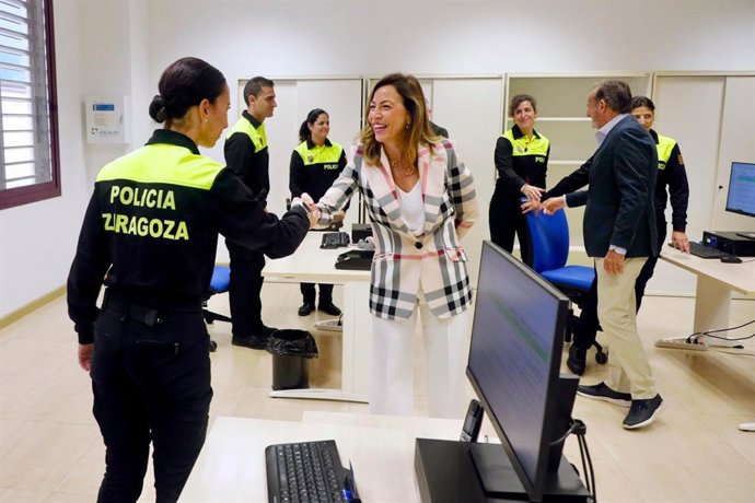 La alcaldesa de Zaragoza, Natalia Chueca, da la bienvenida a los nueve agentes de la Policía Local que integrarán la Unidad Égida, especializada en la protección de las víctimas de la violencia machista y que se integrarán en el sistema VioGén