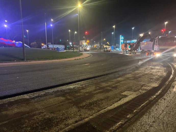 Renovación del asfaltado en la rotonda Frouida
