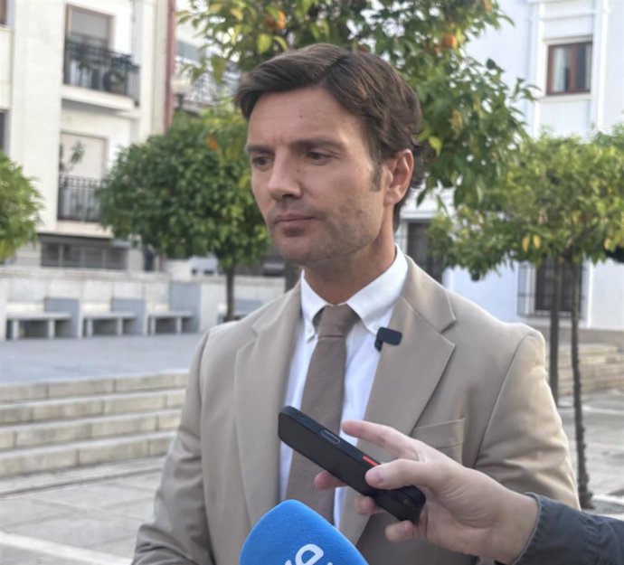 El secretario general de Educación, José Pedro Catalán, atiende a los medios de comunicación