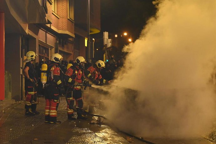 Bomberos actuando tras los altercados de este lunes en Bilbao.