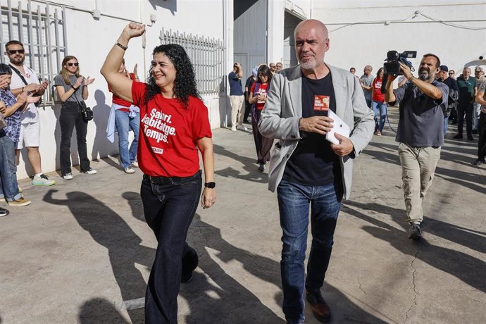 El secretario general de CCOO, Unai Sordo, y  la secretaria general de CCOO PV, Ana García Alcolea, a su llegada a una asamblea de trabajadores en el polígono industrial de Quart de Poblet. 
