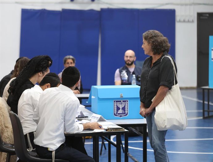 Imagen de archivo de una mujer votando en las elecciones de Israel. 