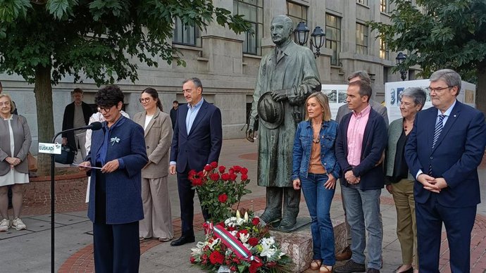 La portavoz del PNV en el Congreso, Maribel Vaquero, en la ofrenda floral al Lehendakari Aguirre