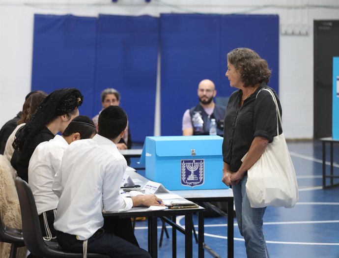 Imagem de arquivo de uma mulher votando nas eleições em Israel.