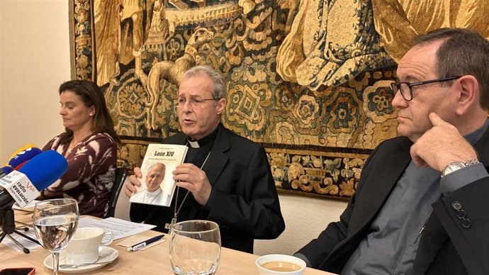 La ecónoma, Mariola Rilova; el arzobispo, Mario Iceta; y el sacerdote diocesano, Pedro Bartolomé.