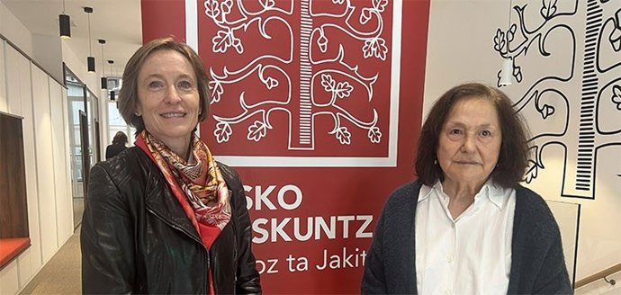 Ana Urkiza Eusko Ikaskuntzako presidentea (ezkerrean) eta Lola Valverde Lamsfus