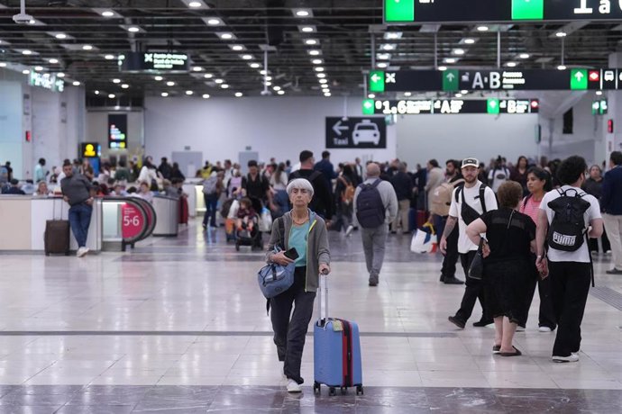 Viajeros en la estación de Barcelona-Sants