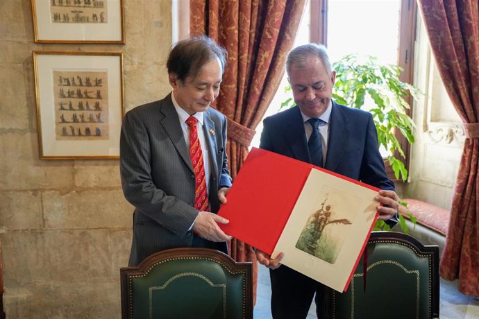 El alcalde de Sevilla, José Luis Sanz, junto con el embajador de Japón en España, Hiroshi Yamauchi.