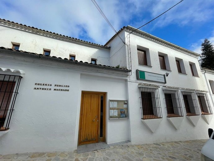 Fachada del Centro de Educación Infantil y Primaria (CEIP) Antonio Machado de Grazalema, en la Sierra de Cádiz