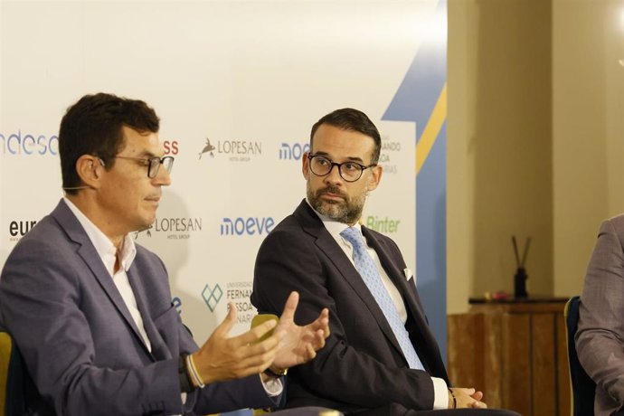 El director de Lopesan, Jose Alba, junto al consejero canario de Obras Públicas, Pablo Rodríguez, en el Foro de Europa Press 'Canarias hacia el futuro', celebrado en Las Palmas de Gran Canaria