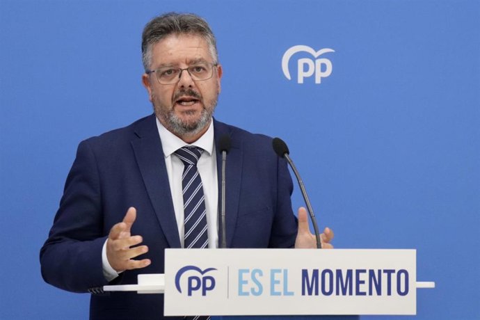 Archivo - El viceportavoz parlamentario del Partido Popular de Castilla-La Mancha en las Cortes Regionales, Juan Antonio Moreno Moya, en rueda de prensa.