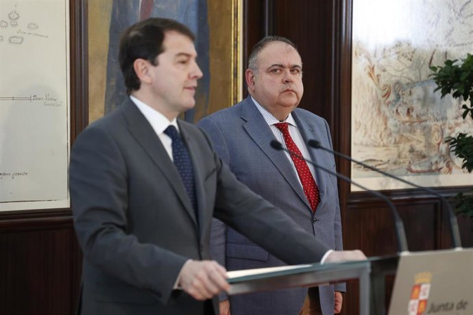 Archivo - El presidente de la Junta de Castilla y León, Alfonso Fernández Mañueco (i), en una imagen de archivo junto con el consejero de Sanidad, Alejandro Vázquez.