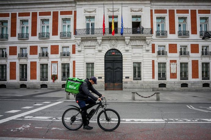 Archivo - Un 'rider' de Uber Eats circula por la Puerta del Sol, en Madrid (España)  