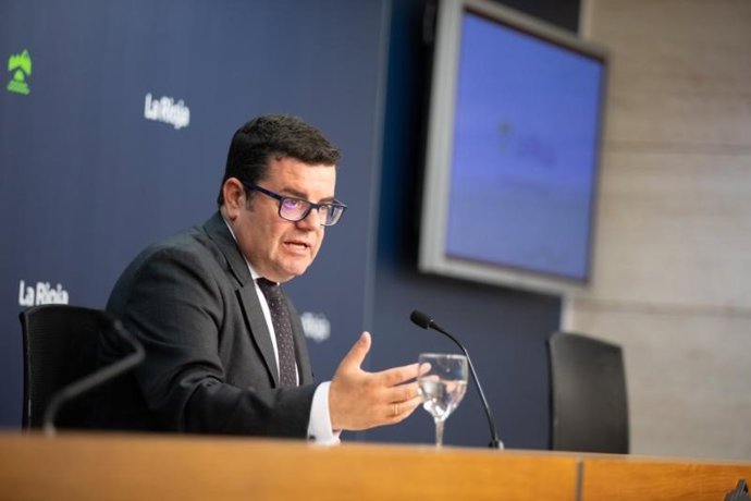 El portavoz y consejero de Hacienda, Gobernanza Pública y Sociedad Digital, Alfonso Domínguez, informa de los acuerdos adoptados por el Consejo de Gobierno.