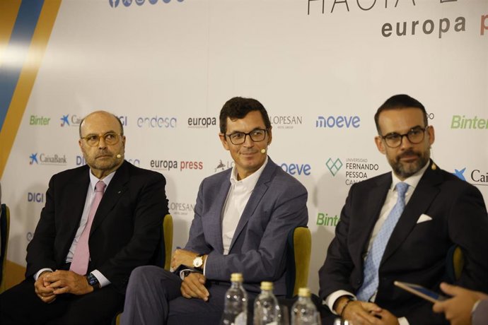 El coordinador general de Binter, Santiago Guerra, junto al consejero canario de Obras Públicas, Pablo Rodríguez, y el director general de Lopesan Hotel Group, José Alba