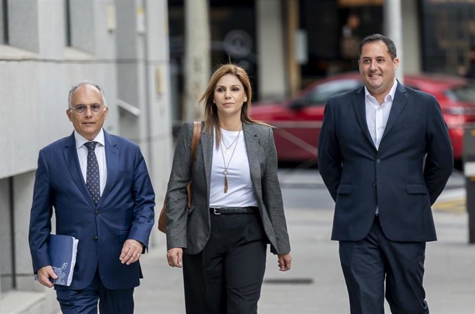 Los consejeros del Gobierno de Ceuta, Alberto Ramón Gaitán, Nabila Benzina y Alejandro Ramírez, a su llegada a la Audiencia Nacional, a 27 de octubre de 2026, en Madrid (España). 