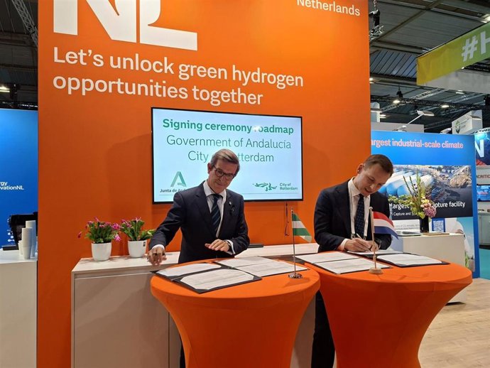 El consejero de Universidad, Industria, Energía e Innovación, Jorge Paradela, firma dos nuevos acuerdos con Países Bajos y Alemania para reforzar la industria del hidrógeno verde.