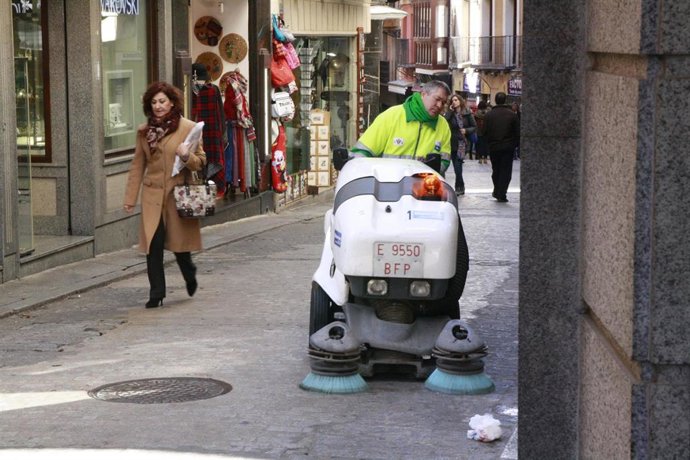 Archivo - Hombre trabajando, Paro, Limpieza de toledo, Calle, Desempleo, Paro, Inem