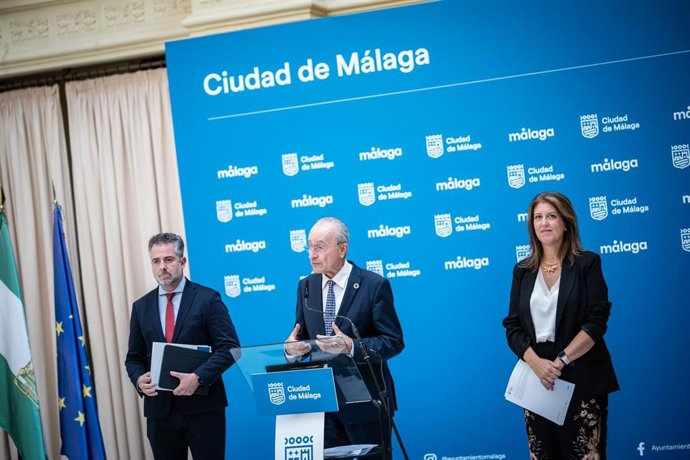 El alcalde de Málaga, Francisco de la Torre, en rueda de  prensa junto con los concejales Carlos Conde y Carmen Casero