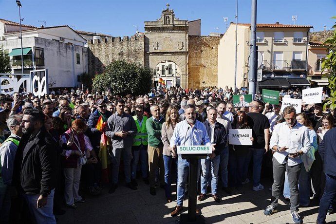 El presidente de Vox, Santiago Abascal, durante un acto en Plasencia en la Puerta del Sol, a 27 de octubre de 2026, en Plasencia, Cáceres, Extremadura (España). 