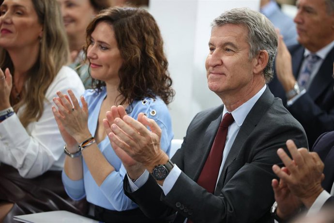 La presidenta d el Comunidad de Madrid, Isabel Díaz Ayuso, y el presidente del PP, Alberto Núñez Feijóo, durante la presentación de la candidatura del PP para el 29N en Madrid, en el Espacio Jorge Juan, a 27 de octubre de 2026, en Madrid (España). 