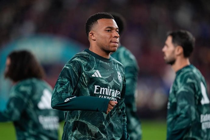 El delantero del Real Madrid Kylian Mbappé, en el calentamiento previo al Clásico ante el FC Barcelona en el Spotify Camp Nou de LaLiga EA Sports 2026-27. 