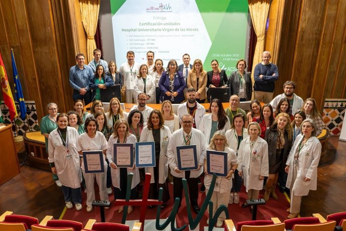 Acto de recogida de certificados a cinco unidades del Virgen de las Nieves que reciben el distintivo de Calidad Sanitaria de Andalucía.