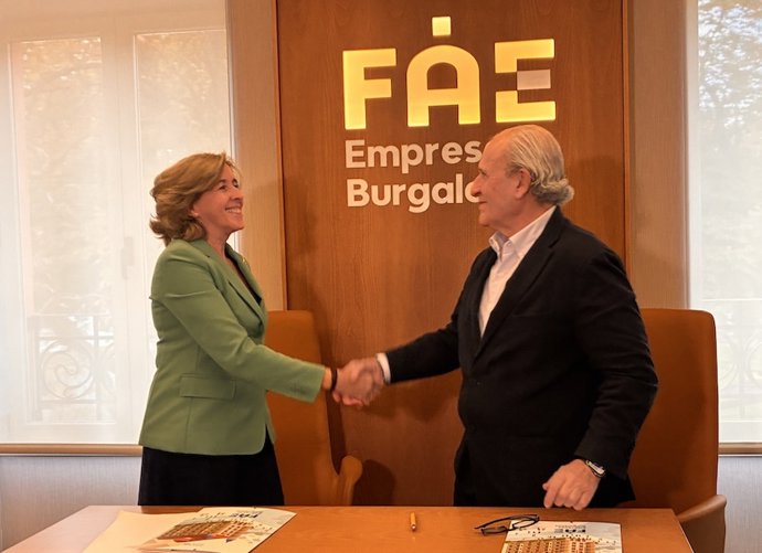 La presidenta de patrimonio nacional, Ana de la Cueva, y el presidente de FAE Burgos, Ignacio San Millán, durante la firma del acuerdo.