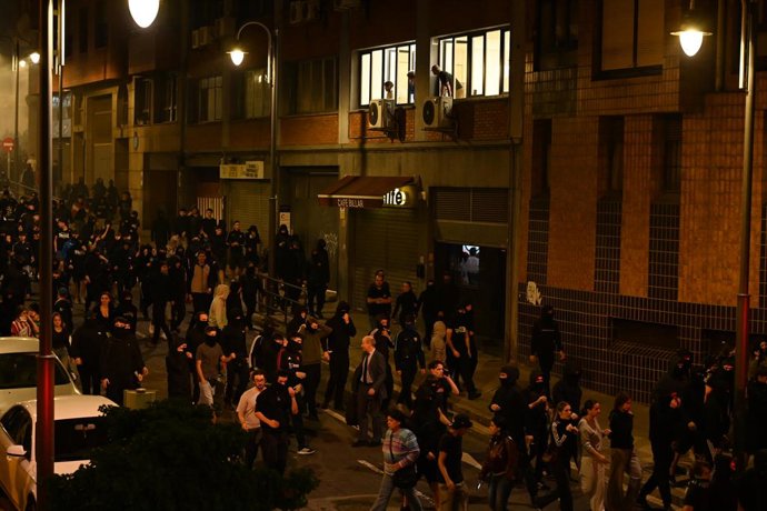 Várias pessoas causam distúrbios após uma manifestação de diversos atores sociais com o lema “Euskal Herrian Faxismoaren Ez!”, em 26 de outubro de 2026, em Bilbao, País Basco (Espanha). A tensão em Bilbao surge após os graves confrontos registrados