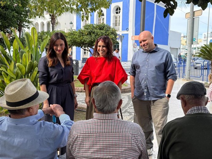 La vicesecretaria general del PSOE de Málaga y candidata socialista al Congreso de los Diputados, Mari Nieves Ramírez junto a la candidata socialista a la Alcaldía de Nerja, Patricia Gutiérrez.