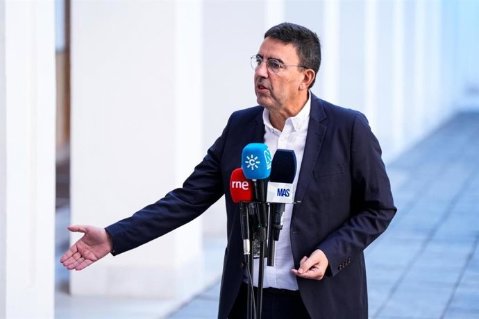 El portavoz de Presidencia, Sanidad y Emergencias del PSOE-A en el Parlamento andaluz, Mario Jiménez, atiende a los medios. (Foto de archivo).