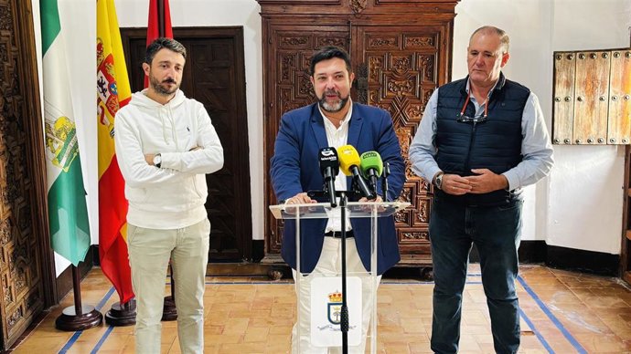 El alcalde de Lora del Río, Antonio Enamorado; el concejal-delegado de Aguas, Federico Cuevas; y el responsable de Andalmet, Juan Antonio Carazo.