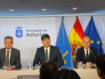 El presidente de la SRP y director ejecutivo de la Agencia Sekuens, David González; el consejero de Ciencia, Industria y Empleo, Borja Sánchez; y el director general de Operaciones de Indra Group, Frank Torres, durante la rueda de prensa de este martes.