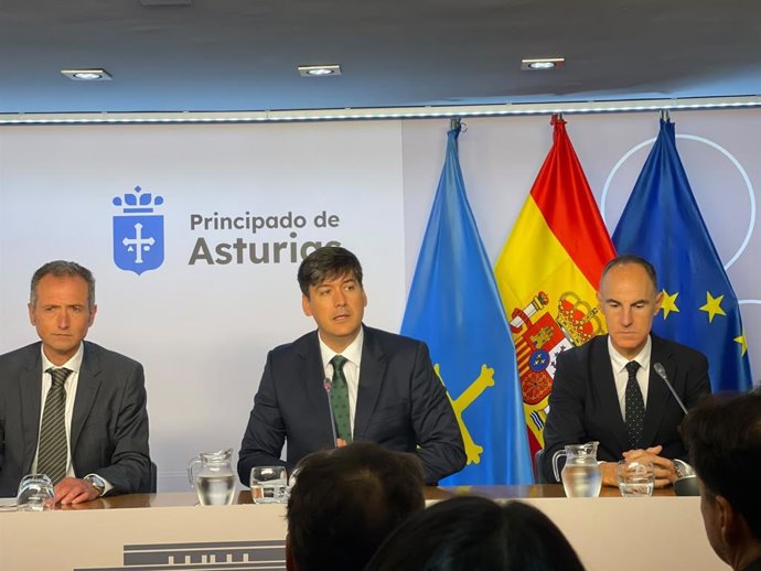El presidente de la SRP y director ejecutivo de la Agencia Sekuens, David González; el consejero de Ciencia, Industria y Empleo, Borja Sánchez; y el director general de Operaciones de Indra Group, Frank Torres, durante la rueda de prensa de este martes.