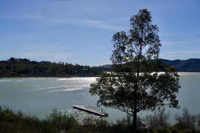 Archivo - Imagen de archivo del embalse La Viñuela en Málaga (Andalucía, España). 