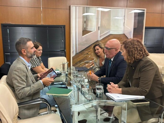 El consejero de Agricultura, Pesca, Agua y Desarrollo Rural, Ramón Fernández-Pacheco, reunido con el clúster marítimo-marino.