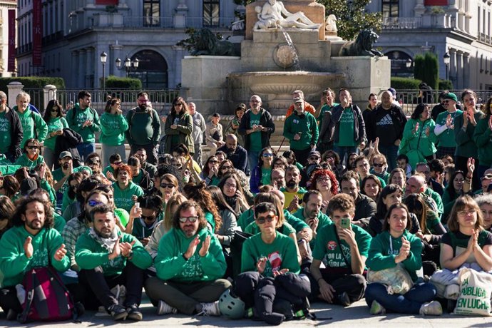 Numerosas personas durante una asamblea unitaria de profesores con motivo de la huelga educativa, a 23 de octubre de 2026, en Madrid (España). Tras la movilización de ayer 22 de octubre frente a la Asamblea de Madrid coincidiendo con el debate de los pres
