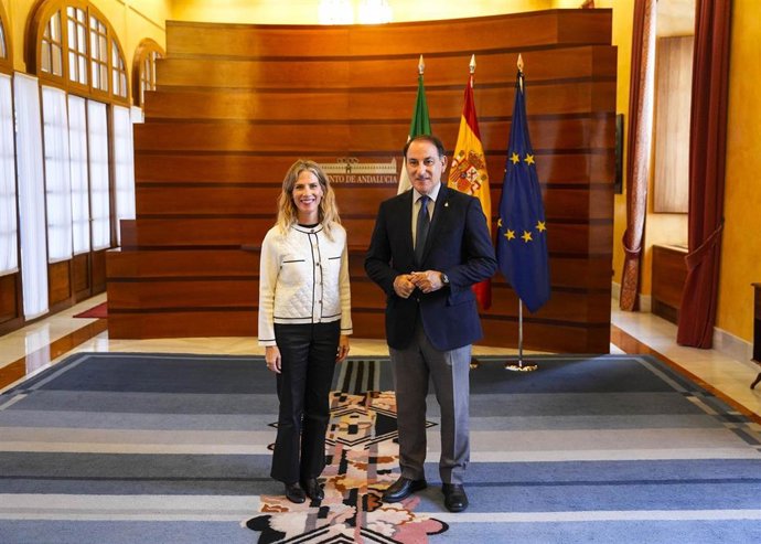 La presidenta del Parlamento andaluz, Ana Mestre, y el presidente de la CEA, Javier González de Lara.