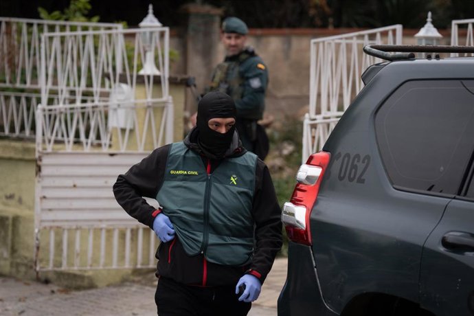 Archivo - Un agente de la Guardia Civil durante una operación policial antiyihadista, a 16 de enero de 2024, en Martorell, Barcelona, Catalunya (España). 
