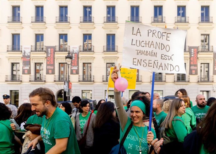 Varias personas durante una concentración por la educación pública, frente a la Consejería de Educación