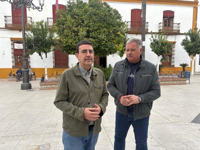 El portavoz del PSOE en la comisión de Presidencia, Sanidad y Emergencias del Parlamento de Andalucía, Mario Jiménez, junto al alcalde de Paterna del Campo, Juan Salvador Domínguez.