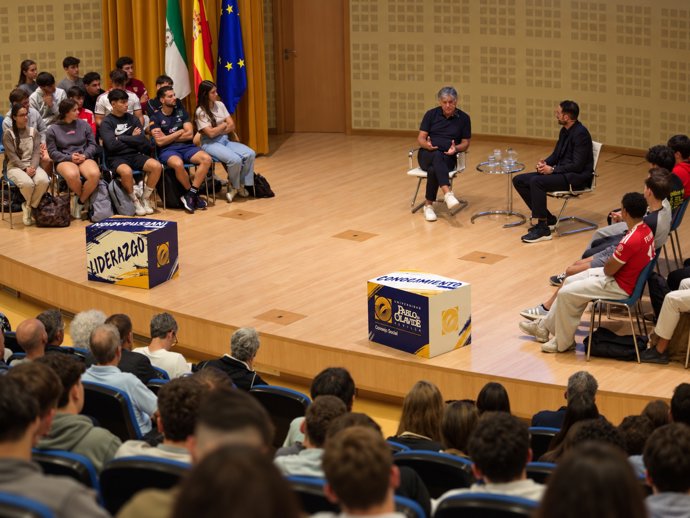 El conferenciante y entrenador de tenis, Toni Nadal, en la conferencia 'Todo se puede entrenar' ofrecida el martes, 27 de octubre, en el Paraninfo de la Universidad Pablo de Olavide (UPO).