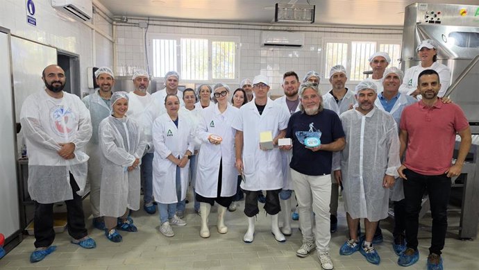 Profesorado y alumnado que han tomado parte en la acción formativa especializada en la elaboración de kéfir, mantequilla y helados en el Ifapa de Hinojosa del Duque.