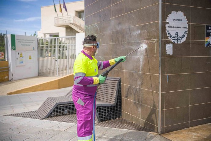 Archivo - Un operario limpia un grafiti.