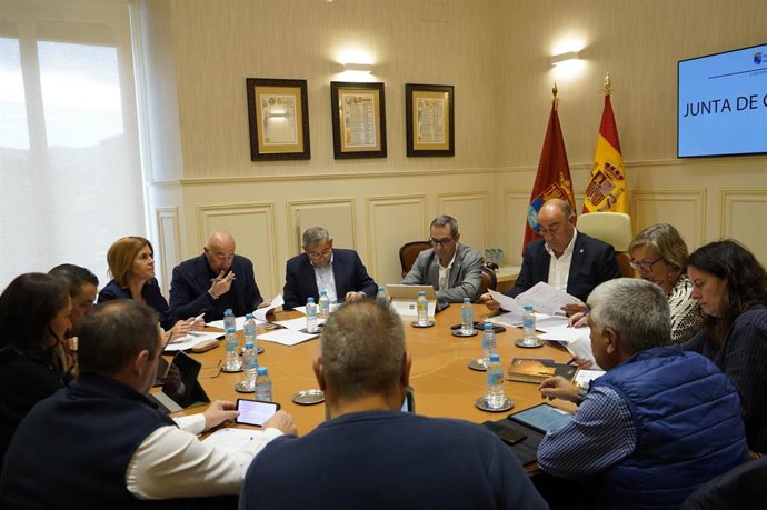 Reunión de la Junta de Gobierno de Diputación de Segovia presidida por Miguel Ángel de Vicente.